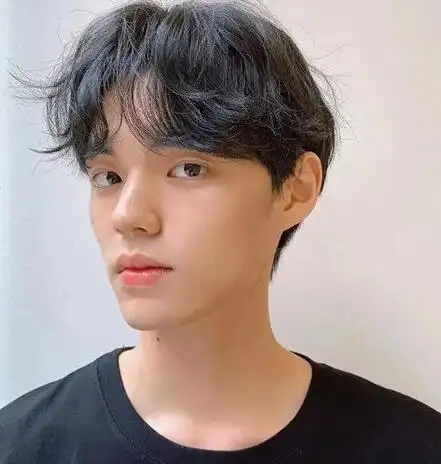 男生韩式卷发发型2021,清新阳光的气质发型