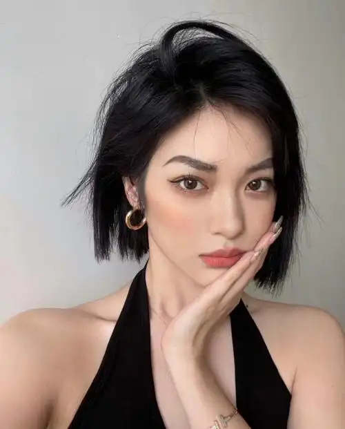 短发简单好打理,干净有气质,头发自然蓬松,会让你看起来很有精神.