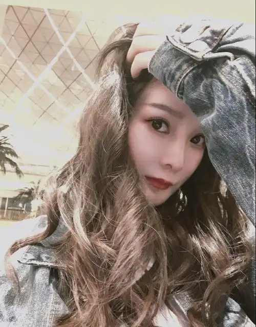 杨幂替身卓亨瑜晒近照儿子乖巧可爱像瓷娃娃凭明星脸嫁入豪门