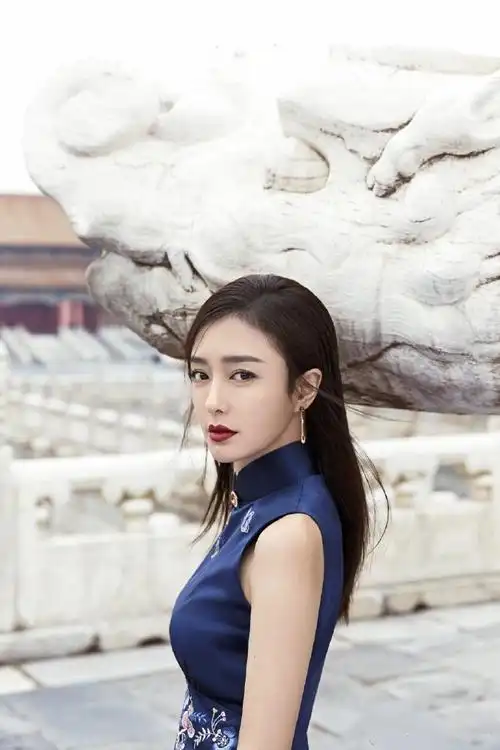 富察皇后秦岚穿旗袍拍摄时尚大片,如梦如幻,太迷人了!