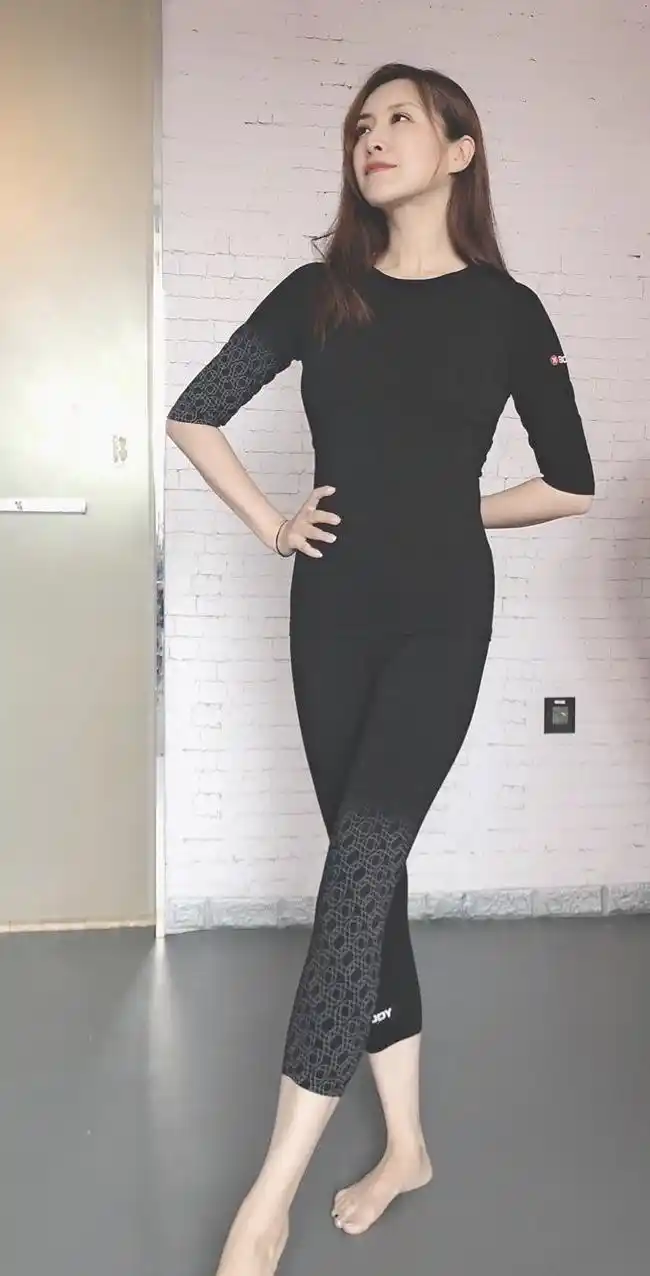 曾多次合作赵本山,41岁爱上健身立志减10斤,健身服秀身材_手机搜狐网