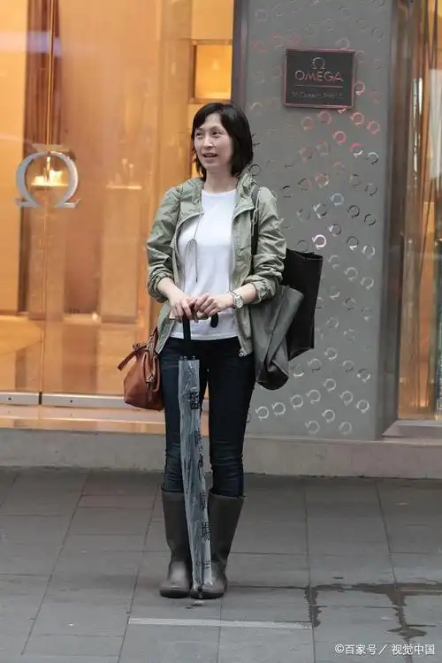 郭蔼明素颜太真实,眼窝深陷断眉严重,穿休闲外套白t恤超接地气