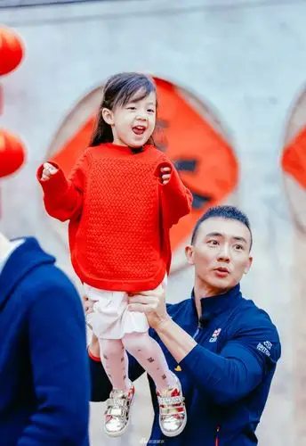 刘畊宏伏地挺身秀肌肉小泡芙化身神力女超人