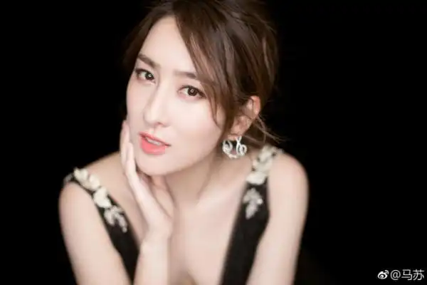 马苏一袭黑裙优雅大方 美背半露性感撩人 - 星辰影院