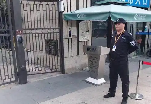 【西湖】自创防诈骗顺口溜,这个小区的保安小哥"火了"