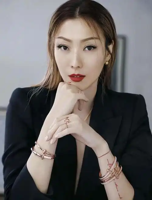 郑秀文许志安同台合唱,网友:这颗狗粮是屎味的