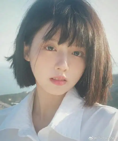 直发波波头搭配齐眉刘海,越看越心动|齐眉|发型|初恋_新浪新闻