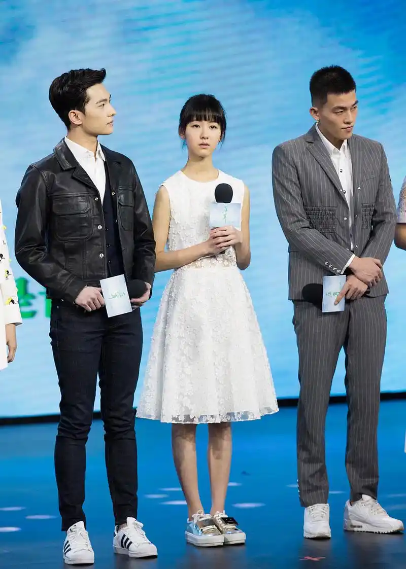 杨洋,陈都灵,欧豪同框,杨洋和陈都灵,身高相差十多厘米,但是感觉两个