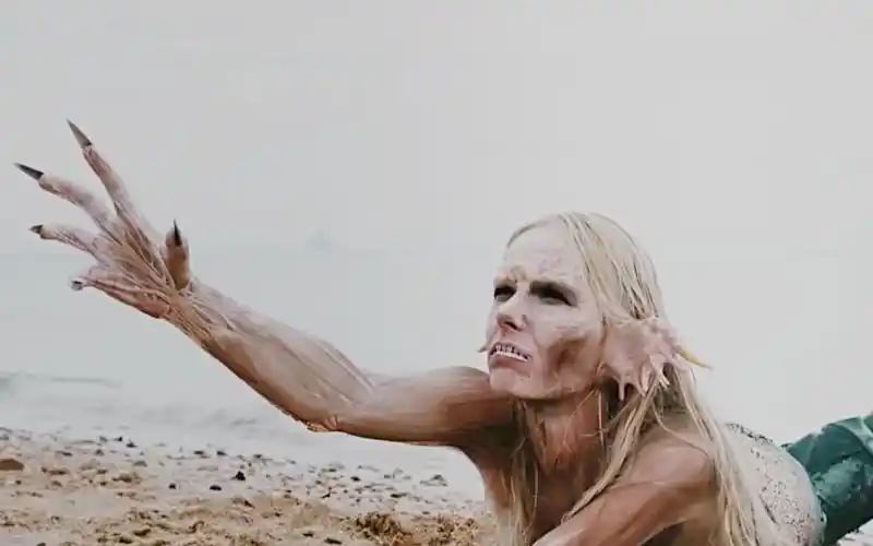 美人鱼伤人无数却被人类给引诱上岸离开水立刻变成美人鱼干