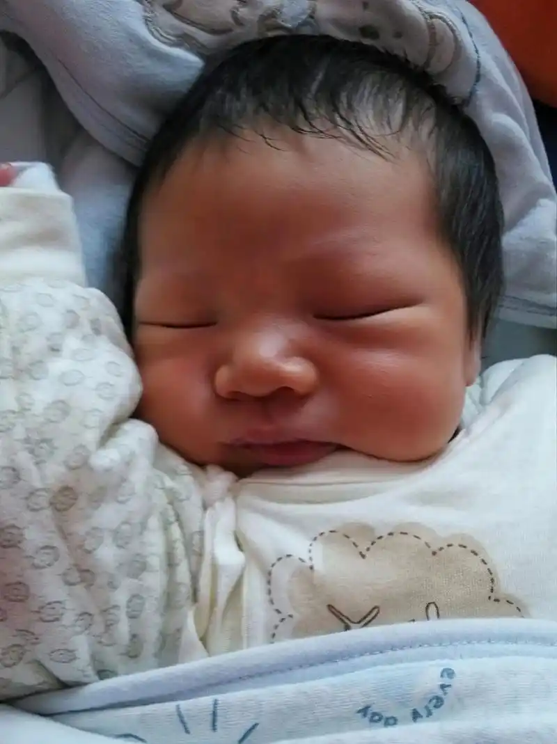 生了生了,是男宝宝,怀上的都是男宝宝,超快顺产,6.2斤,白白胖胖的