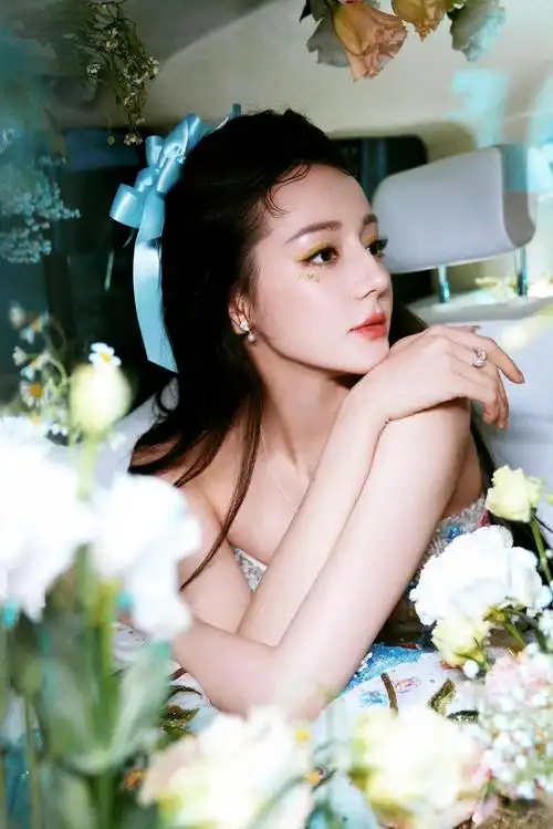 花车上的迪丽热巴#香车配美女,热巴真是美翻啦!