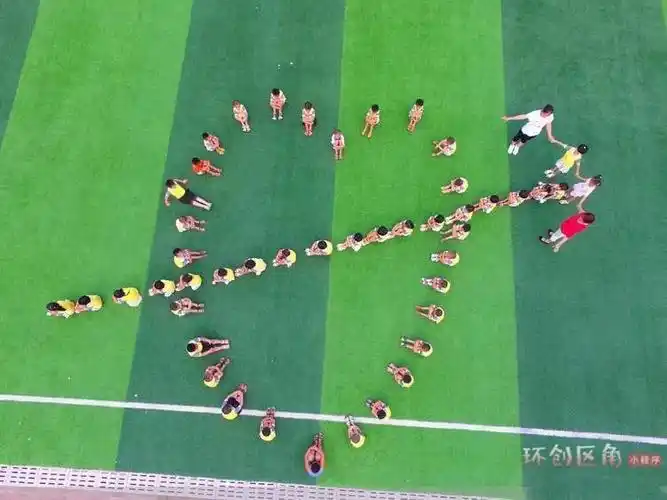 和好朋友一起,摆一个爱的心形,以后再看也会觉得暖暖的.2.