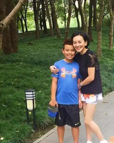 51岁的"雪姨"王琳,节目中挥泪告别方磊,背后原因让人心疼