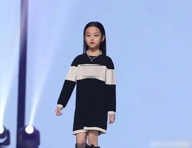 8岁的甜馨整容式般长大t台走秀好有范有李小璐的影子了