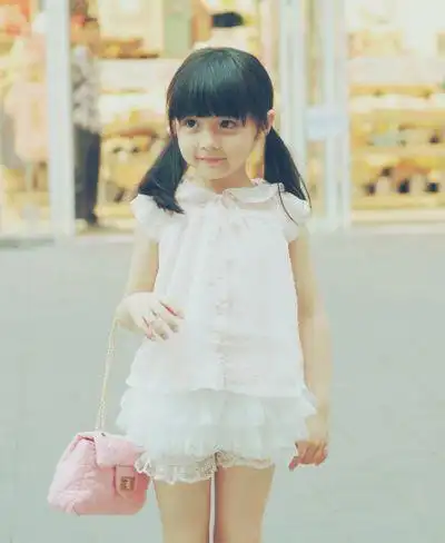 小女孩齐刘海双马尾扎发