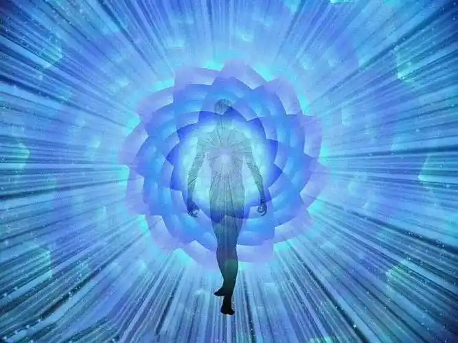 金字塔的四个端角必须与东,西,南,北四大方向对位,宇宙能量累积在