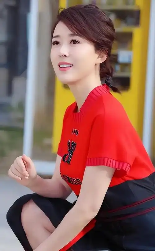 回顾演员颜丹晨44岁勇敢为小丈夫生儿子今一家三口幸福满满