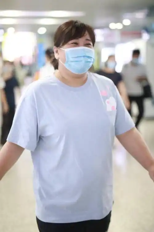 贾玲身穿浅蓝色t恤搭配黑色运动裤虽然身材胖了但是很有活力