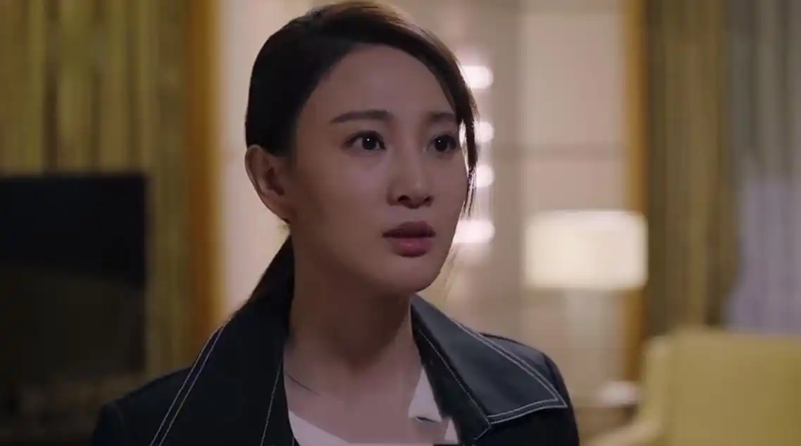 表现出一副镇定而是崩溃大哭,这也让不少网友觉得她的警察做的不到位