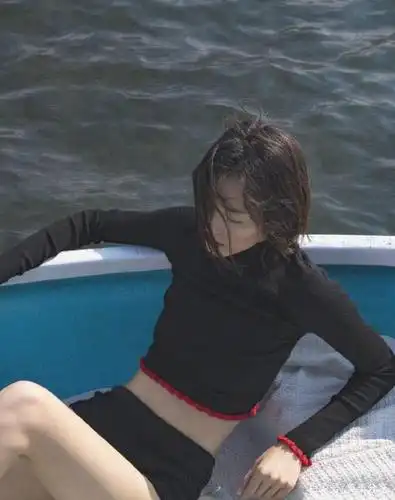 刘雯性感海边撩人写真图片——长腿诱人,性感美艳