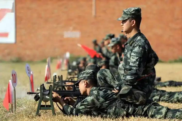 新兵第一次打枪,会出啥事儿?