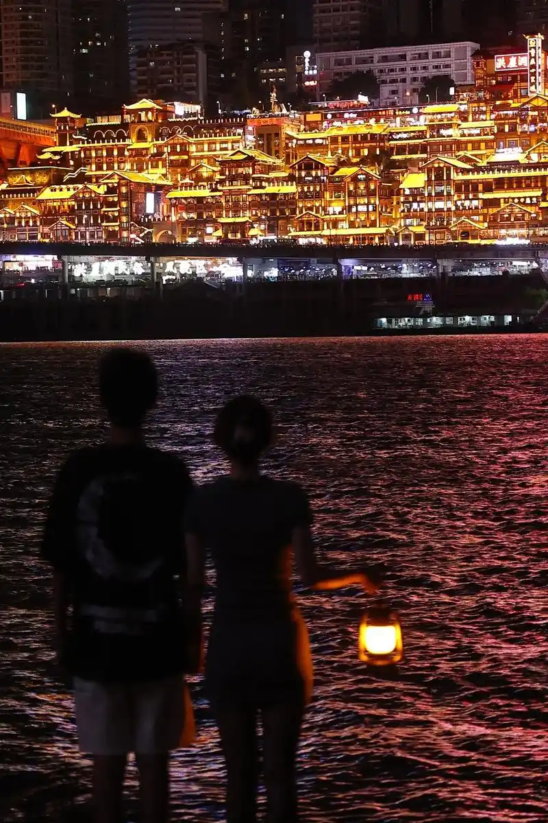 喜欢这种氛围感.#洪崖洞夜景图 #情侣 #背影 #合照 #牵 - 抖音