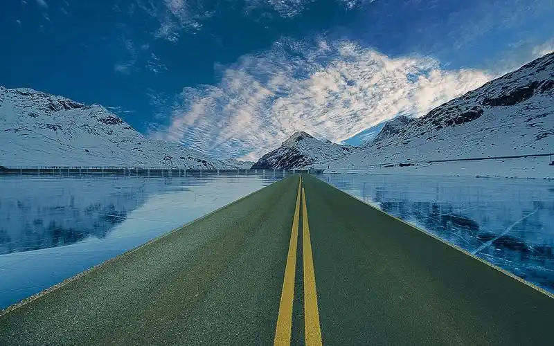 宽阔的公路风景图片桌面壁纸