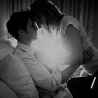 情侣真人头像亲吻一对两张【点击鼠标右键下载】