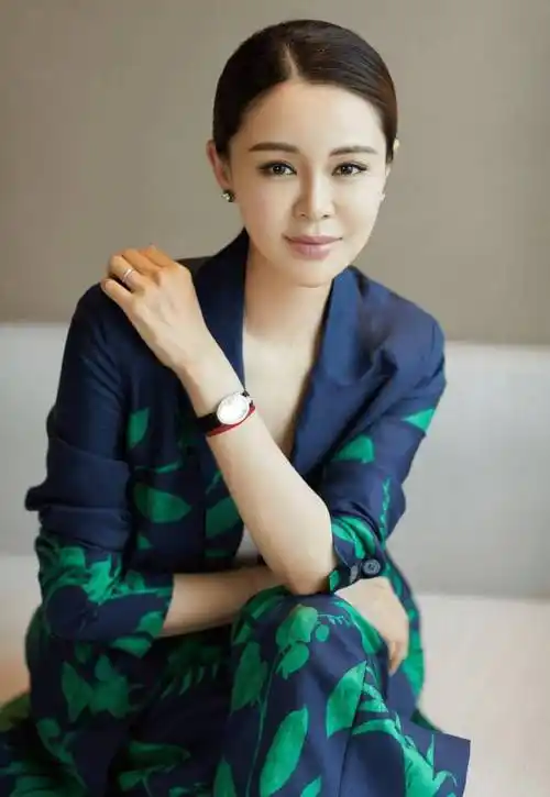 佟大为的老婆关悦又美出圈了穿薄纱连衣裙透出短吊带气质惊艳