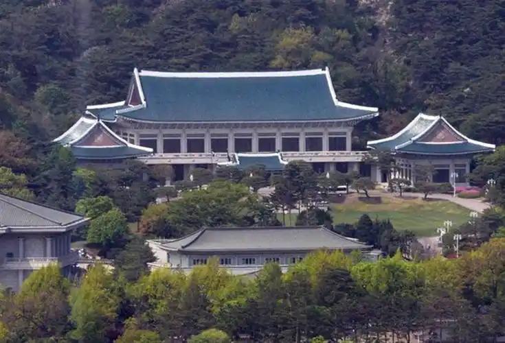 韩国候任总统宣布将总统府迁出青瓦台,理由是"亲近民众",搬家费高达2.