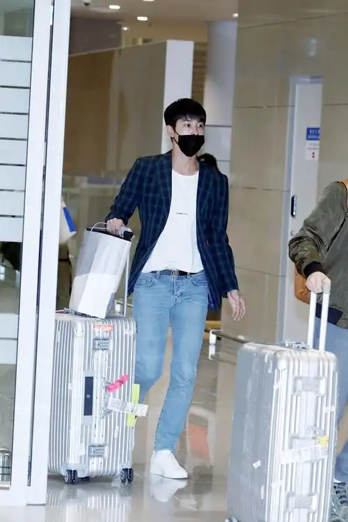 允浩只身一人低调现身机场 口罩遮面难掩帅气