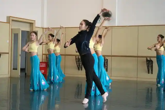 舞蹈表演专业教师掠影-北京市国际艺术学校