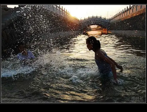 玩水的女孩