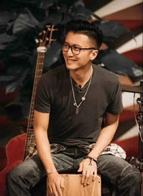 谢霆锋年少成名与王菲被称作金童玉女分手后如今怎样了