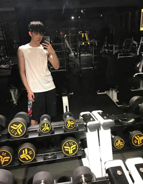 长相小奶狗,身材小狼狗的男生,你不得不服.