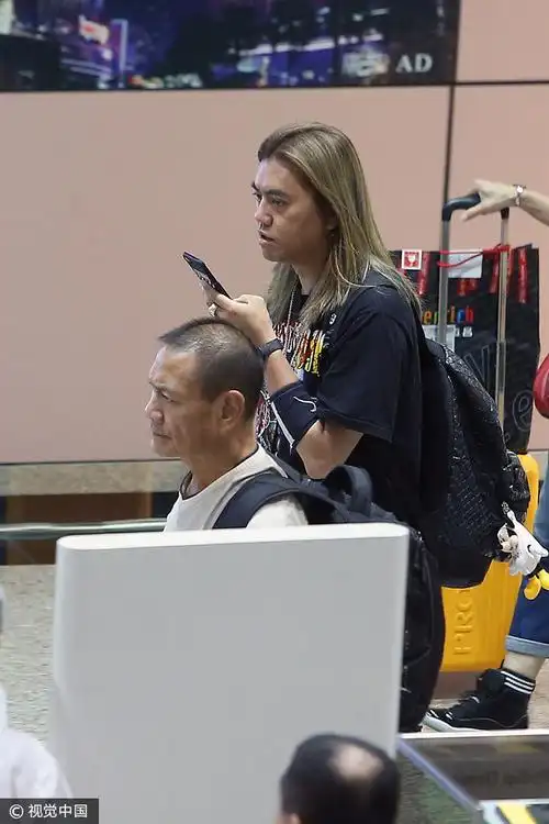 《康熙来了》制作人b2陈彦铭返台变"低头族" 长发飒飒艺术气质尽显