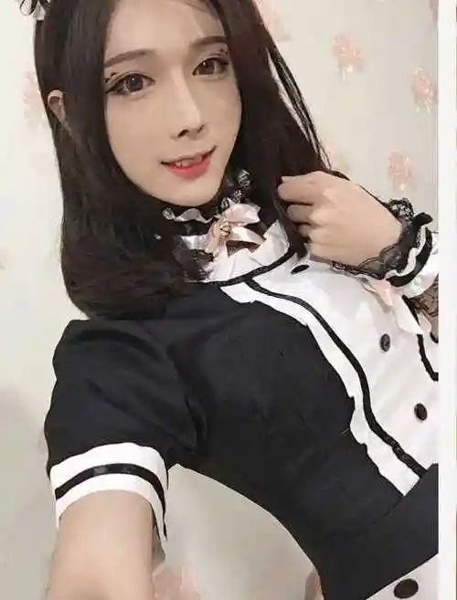 就在刚刚主播cc酱cos女仆装求人带走扫地洗衣服做饭任劳任怨