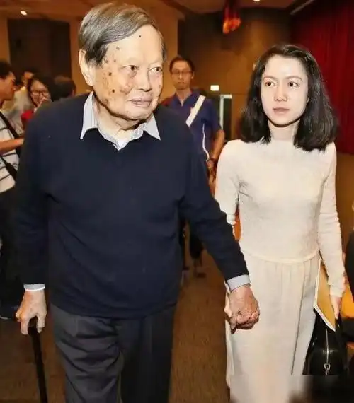 杨振宁携娇妻出镜翁帆温婉知性气质佳面容神态像前妻杜致礼