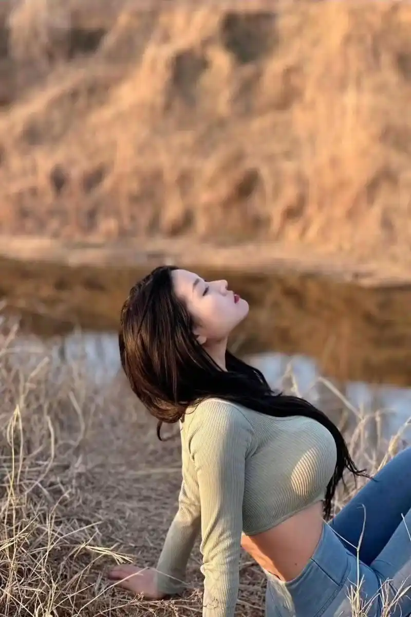 凹凸有致,是用来形容女性身材曲线起伏有致,凹凸有致一般指的是女性的