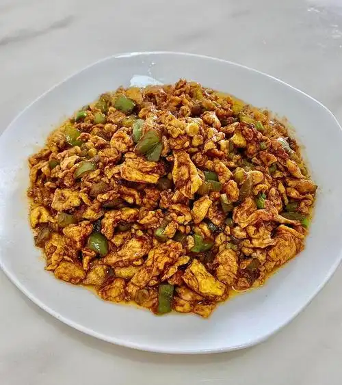 东北的大酱是万能的,我这个酱鸡蛋块偏大,这也是根据喜好来炒的,我怕