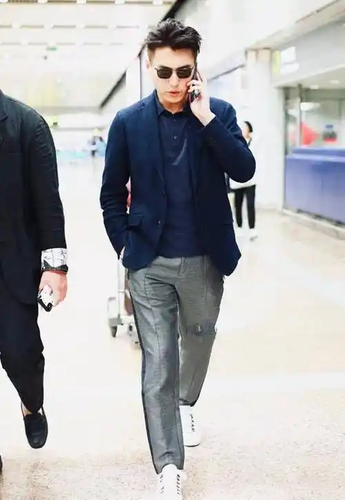 靳东的西装搭配显年轻,深蓝色西装和灰色西裤搭配,帅气时髦_时尚_双