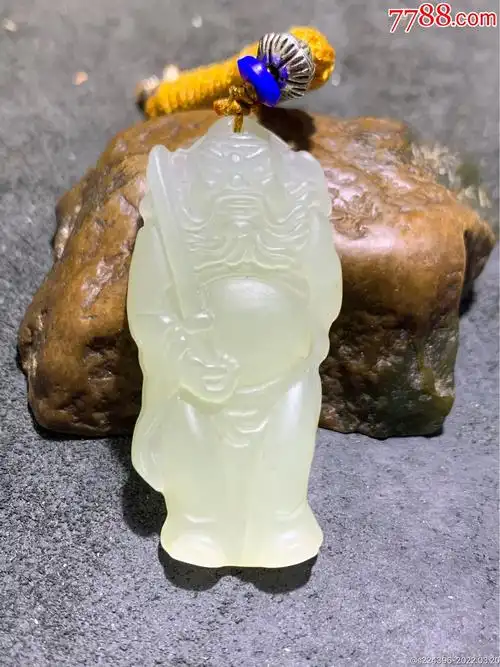 天然青海料和田玉雕刻钟馗通货吊坠一个