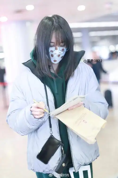 2月21日郑爽现身北京机场她一身简约装扮舒适又保暖太好看了