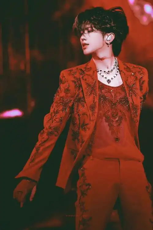 故事的开始是一只叼着蓝玫瑰的大狮子和一只金色的小猫咪@蔡徐坤