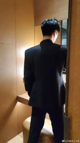 好多许魏洲粉丝说昨天这张背影特别像欧小剑