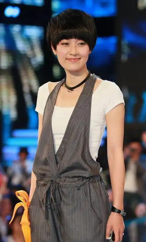 马伊琍瘦成精了背带裤配拱门头帘太减龄说18岁都不为过