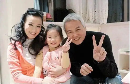 同为57岁林瑞阳的儿女曾哲贞的孩子与张庭的娃相差太大