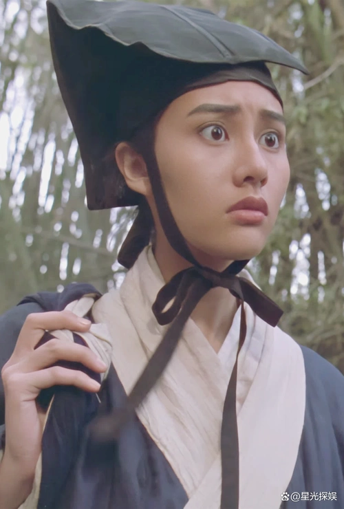 《笑傲江湖Ⅱ:东方不败》中,李嘉欣饰演的是华山弟子岳灵珊