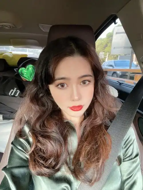 好纠结不知道朋友圈要发哪一张自拍好看