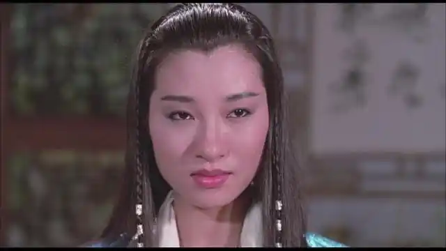 不过最深入人心的还是她出演的女鬼的形象,她在《僵尸先生》这部影片